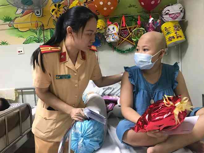 Rơi nước mắt với bài thơ "Yêu chú Công an" của bé trai trong Bệnh viện Ung bướu - 10