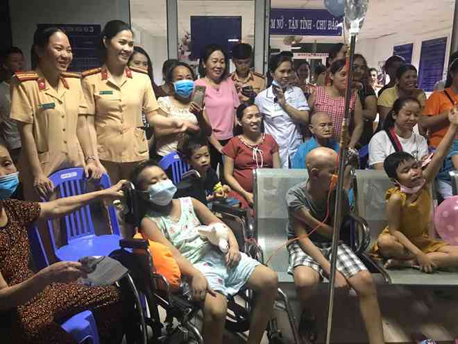 Rơi nước mắt với bài thơ "Yêu chú Công an" của bé trai trong Bệnh viện Ung bướu - 8