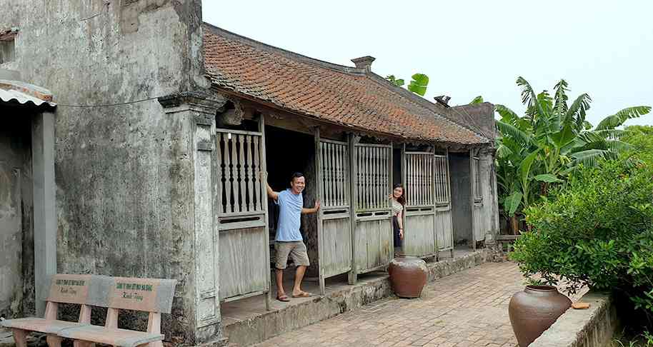 Ngôi nhà Bá Kiến đã hơn 100 năm tuổi, dù chưa được sửa chữa, tôn tạo nhưng cũng không hề dột nát, giờ trở thành một điểm tham quan miễn phí cho du khách