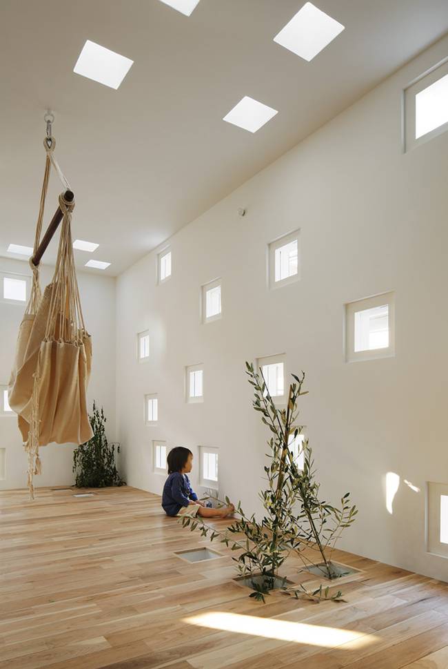 Còn các ô vuông trên tường nhà giúp hút không khí, ánh sáng từ bên ngoài vào.