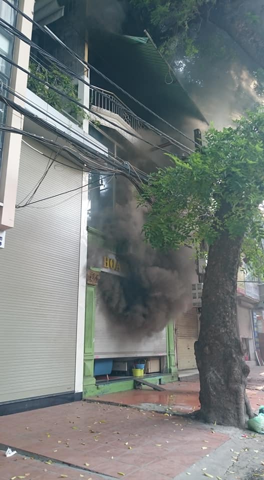 Khói bốc lớn từ tầng 1 ngôi nhà trên phố Đê La Thành. Ảnh: T.P