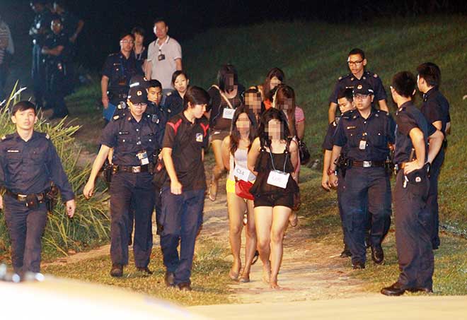 Các cô gái mại dâm bị bắt giữ