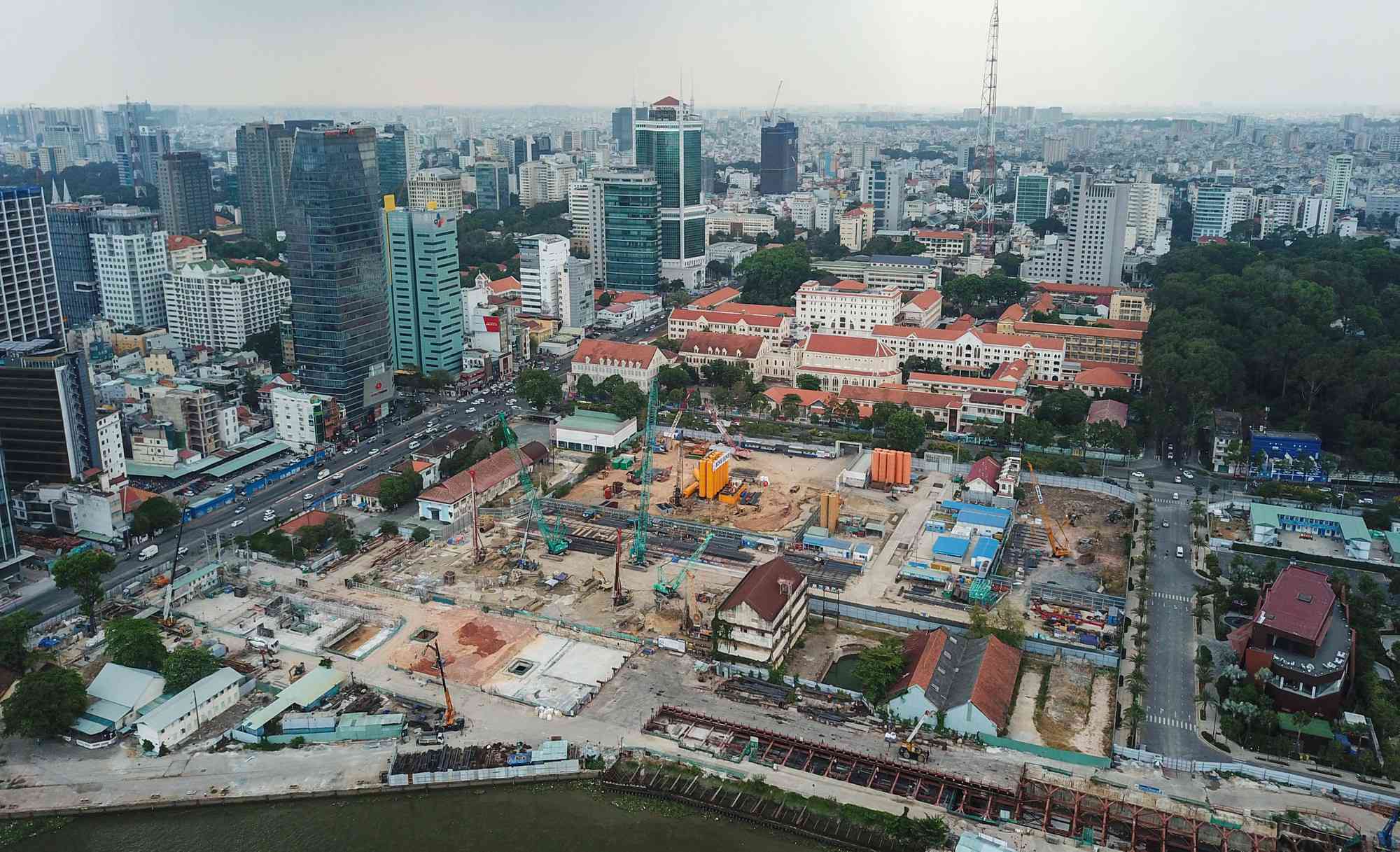 Ba ga ngầm của tuyến metro gồm 2 nhánh hầm nối ga Ba Son và ga Nhà hát Thành phố dài 781m, ga còn lại nối với ga ngầm Metro Bến Thành.