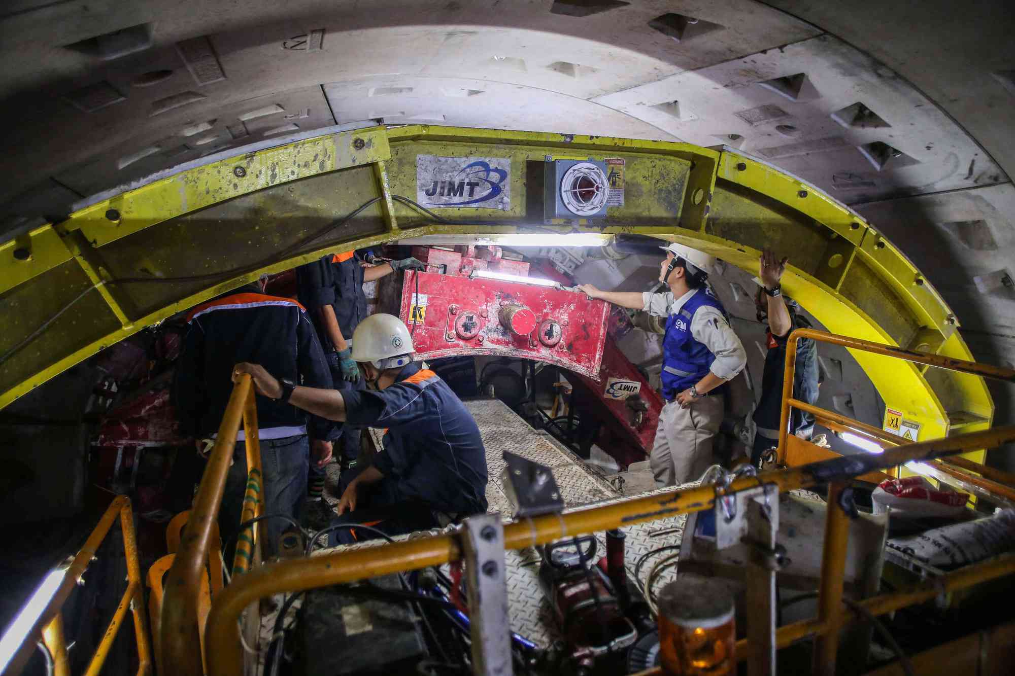 Sau thời gian thi công đào hầm bằng robot TBM, đến nay, 2 tuyến đường hầm ngầm thuộc dự án Metro số 1 cơ bản đã hoàn thành. Dự kiến trong tháng 11, đơn vị thi công sẽ lắp đường ray.