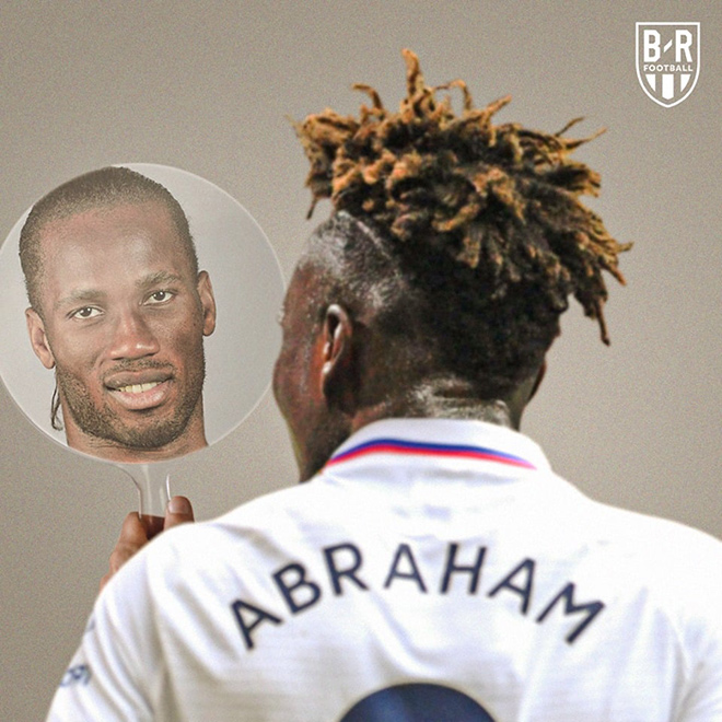 Khuôn mặt "thật" khi Tammy Abraham soi gương.
