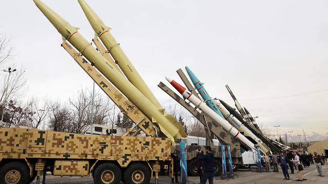 Iran tuyên bố đưa cả tàu sân bay lẫn căn cứ quân sự của Mỹ vào tầm ngắm tên lửa&nbsp;(Ảnh: YnetNews)