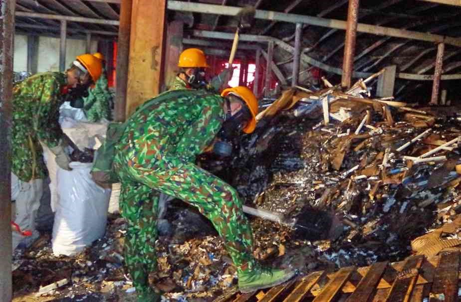 Ngày 14/9, song song với việc dọn dẹp và giải phóng mặt bằng sau vụ cháy, lực lượng quân đội đã rải hơn 3,7 tấn hóa chất chống phát tán, chống lan tỏa thủy ngân