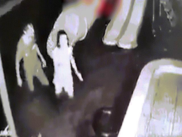 Tin tức trong ngày - Phẫn nộ clip chồng dìm nước, dùng cùi chỏ đánh tới tấp vào gáy vợ