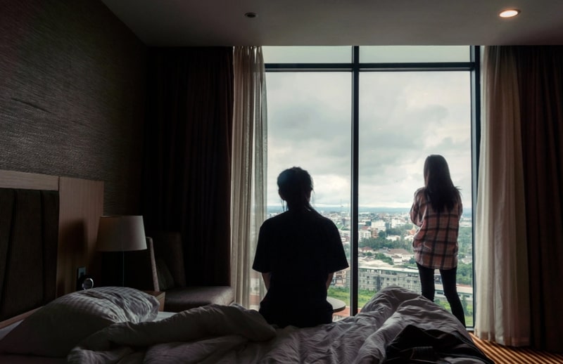 Kim Ye-na, 23 tuổi (trái) và Lee Jin-hui, 20 tuổi trong phòng khách sạn tại Viên Chăn, Lào. ẢNH: THE NEW YORK TIMES