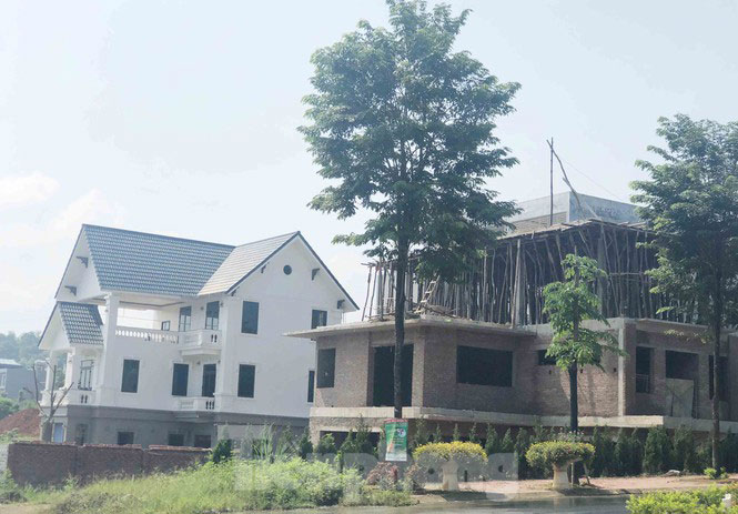 Như vậy, việc thực hiện thu hồi, chuyển mục đích sử dụng đối với hơn 38ha đất như đã nêu trên không có Nghị quyết của HĐND thông qua mà chỉ có Công văn số 246/HĐND-TT ngày 30/10/2014 của thường trực HĐND tỉnh Lào Cai do ông Phó Chủ tịch HĐND Tạ Đình Bảng ký. 