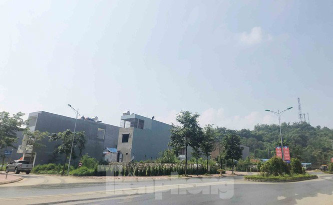 Tuy nhiên, phía chủ đầu tư với sự “giúp đỡ” của các cơ quan chức năng tỉnh Lào Cai đã nhiều lần tổ chức cưỡng chế, ép dân phải giao nộp đất, và tính tiền đền bù theo bảng giá của nhà nước, gây bức xúc trong nhân dân dẫn đến khiếu kiện kéo dài.