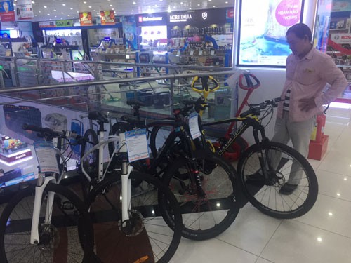 Những mẫu xe đạp cao cấp được trưng bày tại một trung tâm thương mại ở TP HCM.