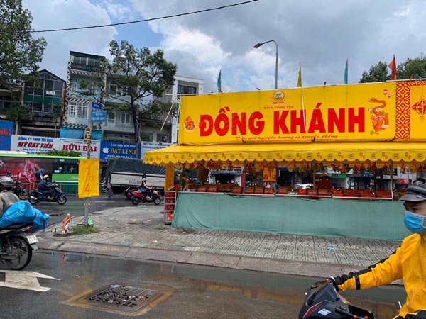 Cửa hàng bán bánh trung thu Đồng Khánh treo biển 1 tặng 4.