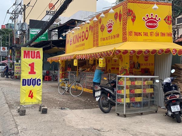 Cửa hàng bán bánh trung thu Kinh Đô treo biển mua 1 tặng 4.