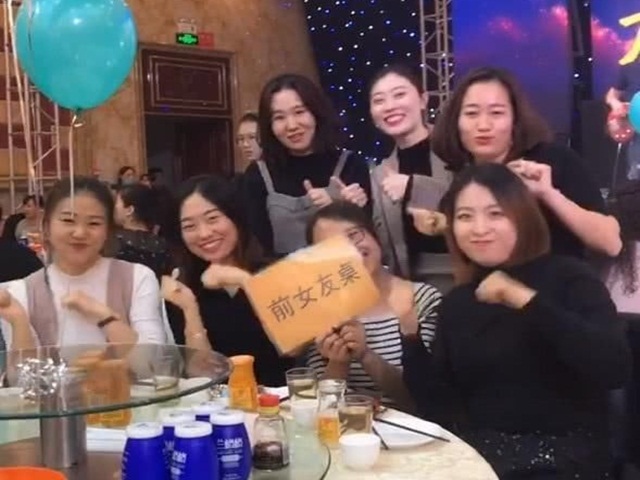 Bạn trẻ - Cuộc sống - Chú rể "chơi lớn" mời luôn 7 bạn gái cũ tới dự đám cưới gây xôn xao dư luận