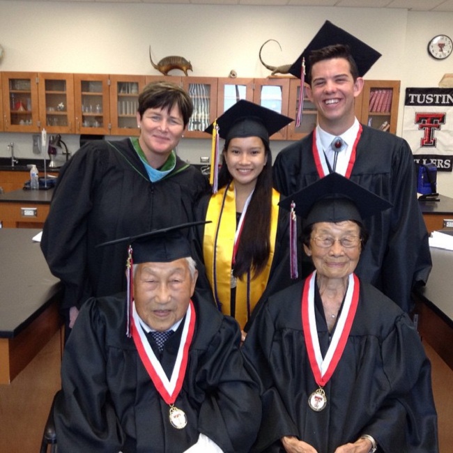 72 năm sau khi rời khỏi trại thực tập Nhật Bản WWWII của Canada, cặp vợ chồng 90 tuổi này cuối cùng cũng đã được tốt nghiệp đại học.
