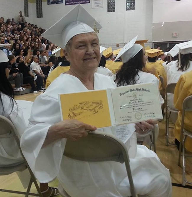 "Hôm nay bà ngoài 73 tuổi của tôi cuối cùng cũng tốt nghiệp trung học.

