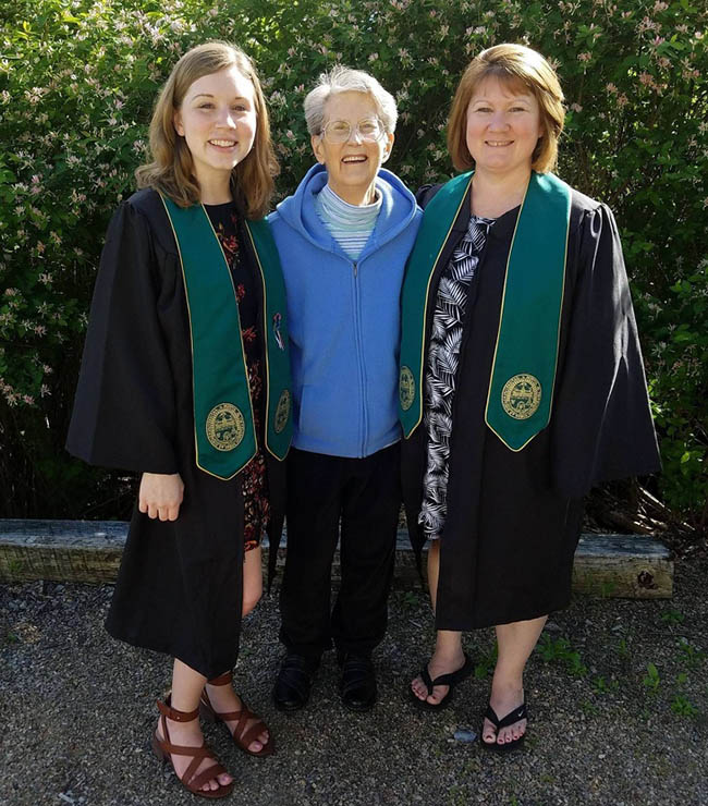 "Tôi đã tốt nghiệp cùng với mẹ vào tháng 5 năm ngoái, đó là một ngày tràn đầy sự tự hào mà tôi dành cho mẹ mình".
