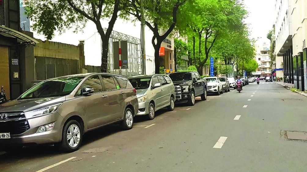 Điểm đỗ xe thu phí đường Cao Bá Quát (Q.1) luôn chật kín ô tô dừng đỗ. Ảnh: Mai Huyên