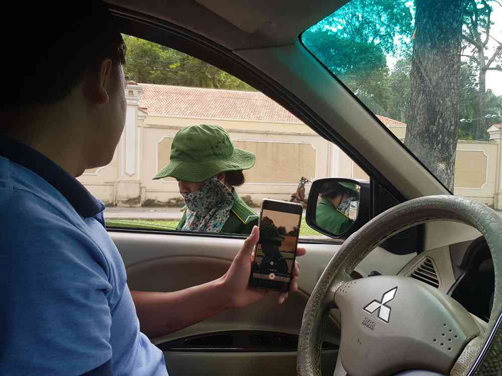 Nhân viên thu phí hướng dẫn khách cài app My Parking tại khu vực Cửa Tây chợ Bến Thành, quận 1, TP HCM