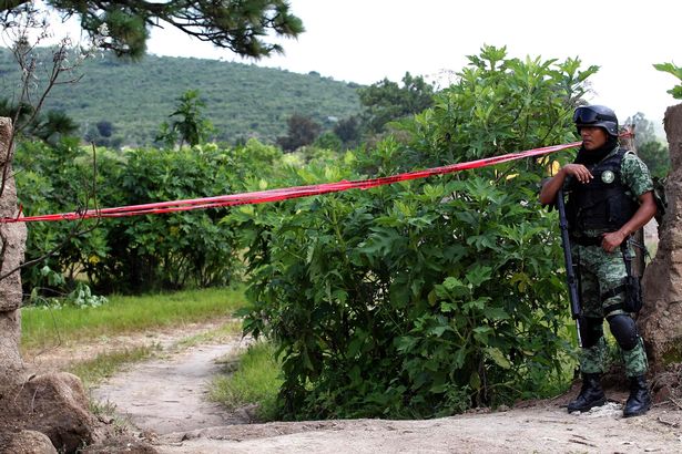 Binh sĩ Mexico phong tỏa khu vực.