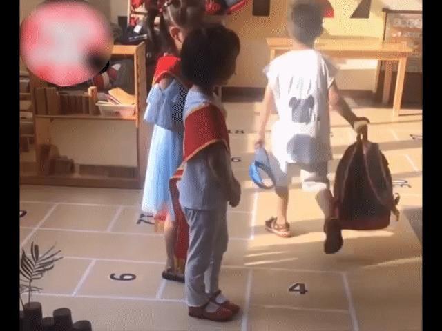 Video Clip Cười - Cảm giác khi bất ngờ được crush nhìn chằm chằm vào mặt