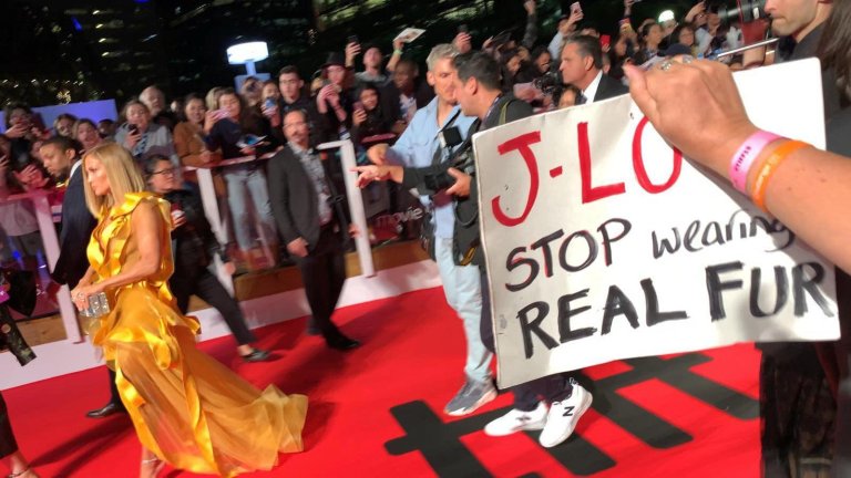 Jennifer Lopez bị phản đối ngay trên thảm đỏ ra mắt phim.&nbsp;