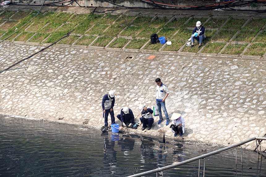 Sáng 16/9, tròn 4 tháng kể từ khi Hà Nội đã triển khai phương án thí điểm xử lý ô nhiễm, làm sạch sông Tô Lịch và một góc hồ Tây bằng công nghệ Nano - Bioreactor của Nhật Bản, các đơn vị liên quan đã tiến hành lấy mẫu nước để đánh giá hiệu quả.
