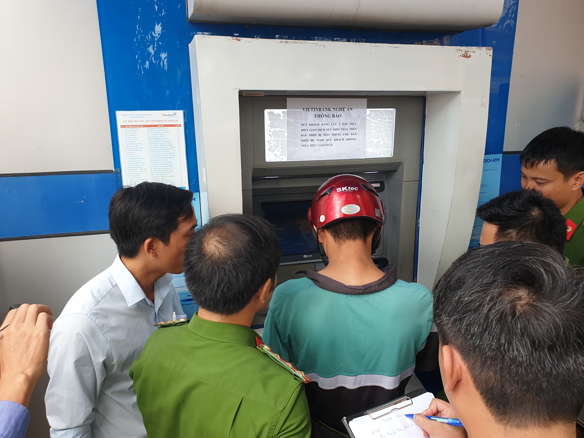 Một đối tượng bị dẫn ra thực nghiệm tại hiện trường ở cây ATM.