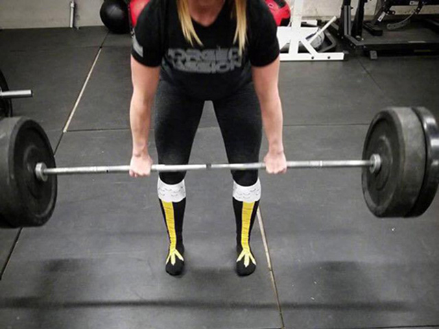 Tranh vui - Dân mạng tá hỏa với trào lưu cặp chân "thon như chân gà"