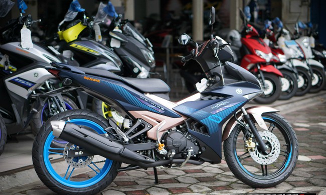 Ít ai ngờ Yamaha MX King bản Doxou (còn gọi là Exciter Doxou tại Việt Nam) ở Indonesia lại có giá bán vô cùng gây sốc so với thị trường Việt Nam. Hiện mẫu xe này có giá đề xuất ở xứ vạn đảo chỉ 23,735 triệu Rp (39,26 triệu VNĐ).