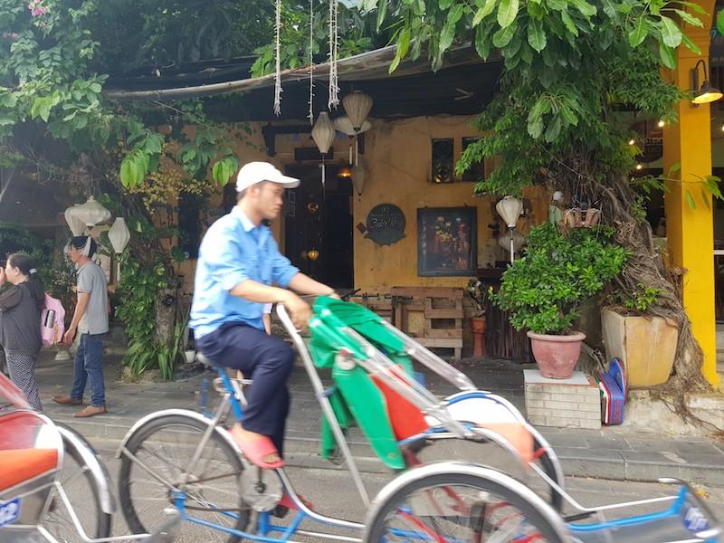 Quán cà phê Cyclo's Road. Ảnh THANH NHẬT