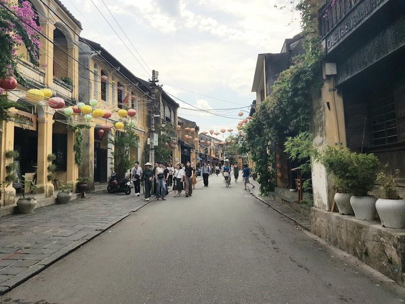 Hội An đón hàng triệu khách du lịch trong và ngoài nước. Ảnh THANH NHẬT