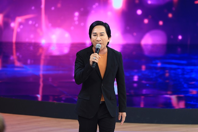Xuất hiện trong Ký ức vui vẻ, Kim Tử Long khiến khán giả xúc động với bài hát gắn liền với anh trong chương trình Mưa bụi – Lời cuối cho trái tim.