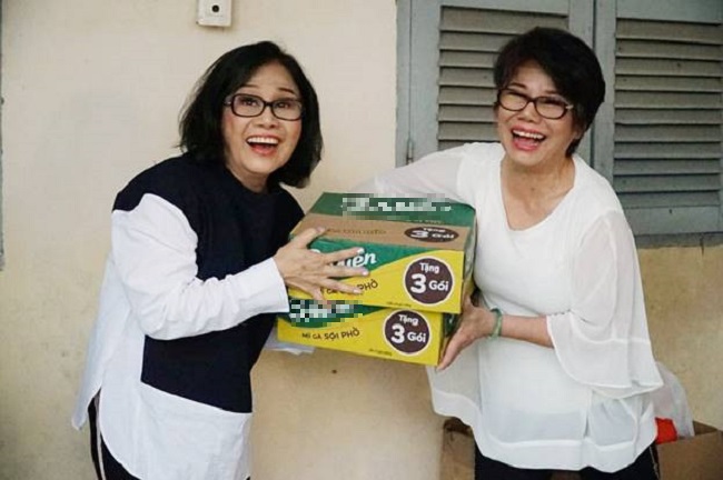  Hồi tháng 2 dương vừa qua, nữ nghệ sĩ vừa có chuyến thăm quê hương sau 16 năm xa cách vào đúng dịp Tết Nguyên Đán. Cũng trong lần trở về này, nữ nghệ sĩ đã dành thời gian làm từ thiện, đến thăm bà con nghèo tại Trà Vinh và gửi tặng 120 phần quà ý nghĩa, trị giá hơn 60 triệu đồng. Tài Linh mong muốn góp chút sức mình mang đến cho bà con cái Tết ấm no, vui vẻ hơn.