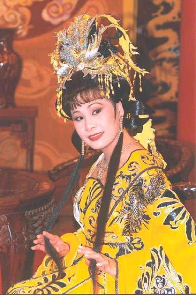 Vốn xuất thân là nghệ sĩ cải lương nhưng được sự động viên của nhà sản xuất Hữu Minh (nhạc sĩ Minh Vy) nên NSƯT Tài Linh đã thử sức với dòng nhạc trữ tình, Bolero. Và ngay lần đầu xuất hiện trong Mưa bụi, nữ nghệ sĩ lập tức được khán giả yêu thích nồng nhiệt. Ca khúc Mưa bụi 1 cũng do chính Tài Linh hát cùng ca sĩ Ngọc Hải.