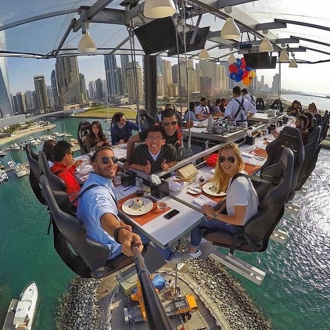 Ăn tối tại nhà hàng Sky UAE với độ cao 50 mét so với mực nước biển.
