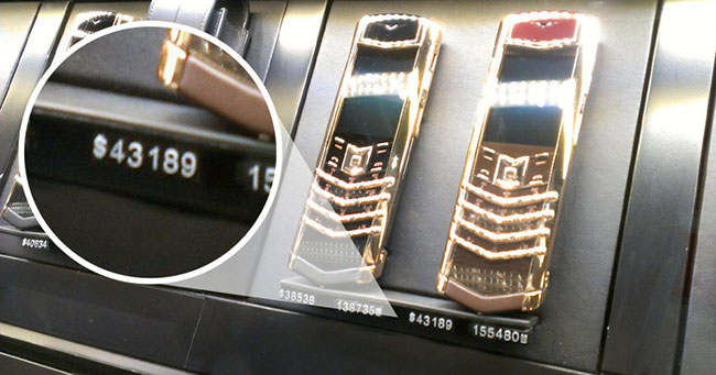 Điện thoại xa xỉ Vertu trị giá hàng chục ngàn đô la được bán trong sân bay quốc tế Dubai.
