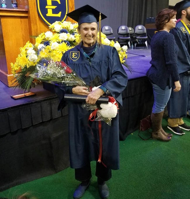 "Khi bà tôi trở thành người tốt nghiệp lớn tuổi nhất ở Đại học East Tennessee ở tuổi 87".
