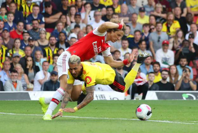 David Luiz phạm lỗi với Roberto Pereyra khiến Arsenal phải nhận quả penalty cay đắng