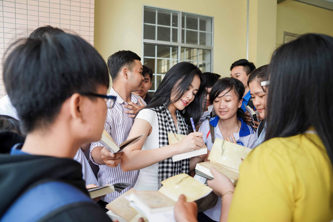 Hoàng Thùy Linh: "Sách quý là ánh sáng tri thức để nhanh đến thành công” - 3