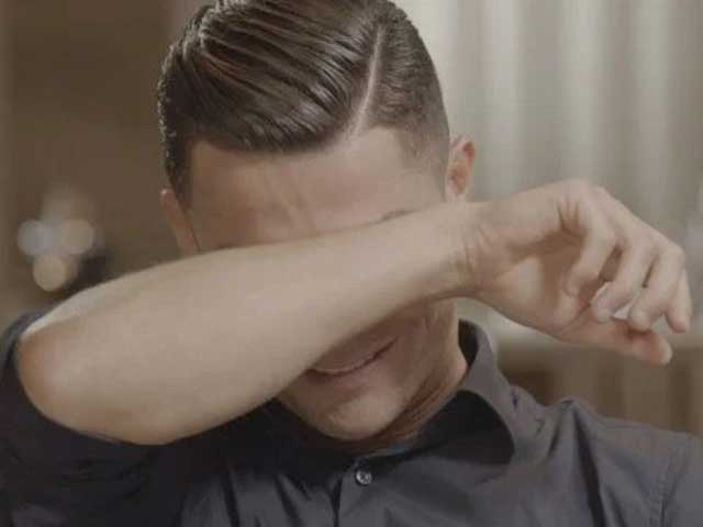 Ronaldo bật khóc khi xem những thước phim về cha