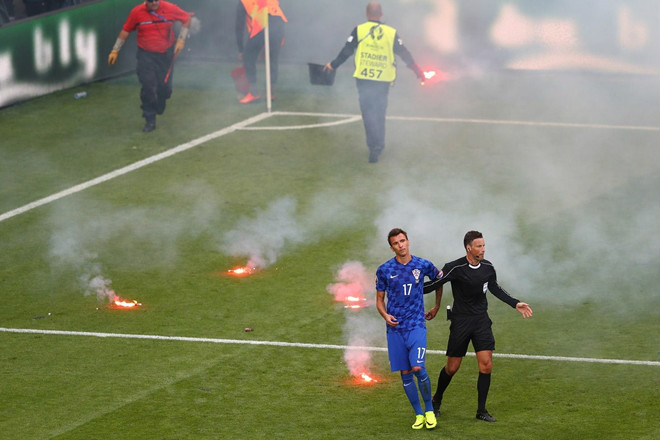 Croatia từng gặp “nạn pháo sáng” ở Euro 2016.