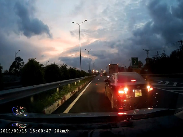 Ô tô - Xe Toyota Camry biển số 72A – 244.01 ngang nhiên đi lùi giữa cao tốc