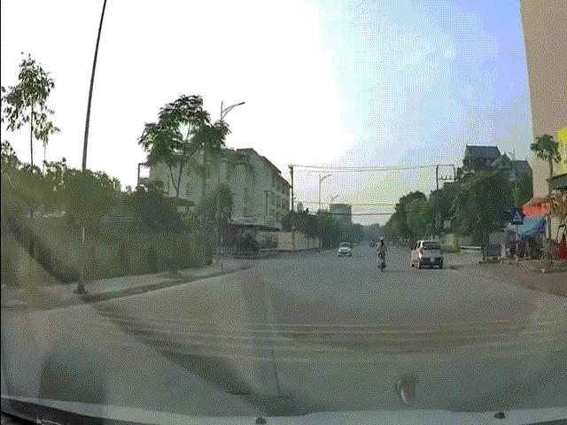 Tin tức trong ngày - Video: Phóng như bay, nam thanh niên đi xe máy tông vào xe chiến sĩ công an