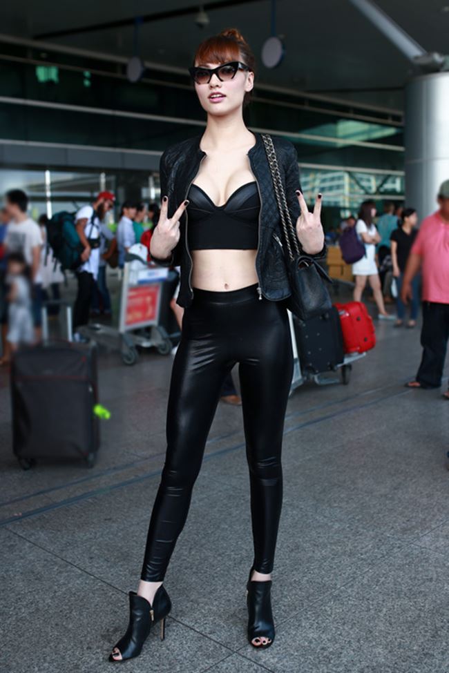 Hồng Quế với thời trang sân bay khá ngầu. Cô chọn cả một cây đen làm nổi bật làn da trắng không tỳ vết cho chân dài.