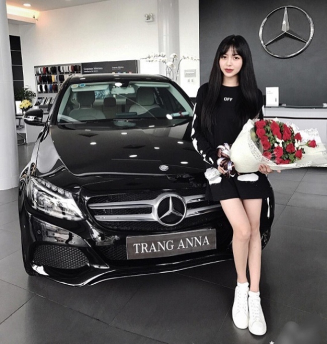 Nhờ mát tay trong công việc kinh doanh, Trang Anna có nguồn thu nhập ổn định cuộc sống ở Sài Gòn và tự tậu được xe hơi riêng.
