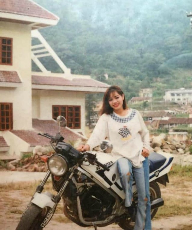Honda CB cổ thập niên 1990 là một trong những mẫu xe mà rất ít phụ nữ thời đó dám ngồi lên điều khiển.