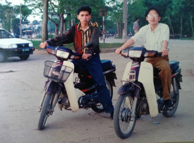Thập niên 90, những chiếc Honda Dream II, Dream lùn, hay như phiên bản ở trên là Honda Astrea Grand 100 nhập khẩu từ Indonesia là những mẫu xe siêu HOT. Nó quả thực là "giấc mơ" đối với hầu hết người dân Việt Nam ở thời điểm đó.