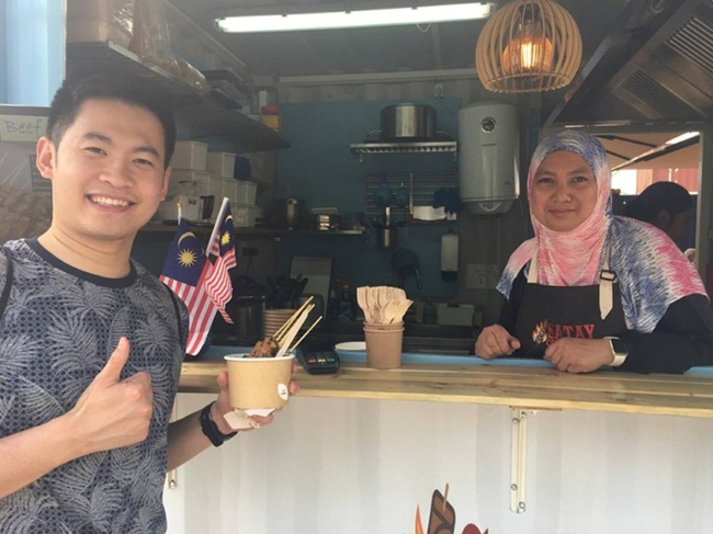Cách đây không lâu, Maslina Mahi quê ở Malaysia đang sống tại Copenhagen, Đan Mạch đã mở quầy bán satay. 